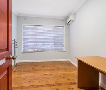 SIZEABLE CENTRAL FAMILY HOME - Photo 4