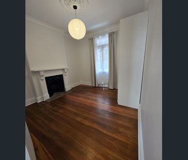 Beautifully Renovated Terrace in Prime Redfern Location - Photo 4