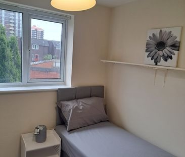 Room in a Shared House, Signal Drive, M4O - Photo 1