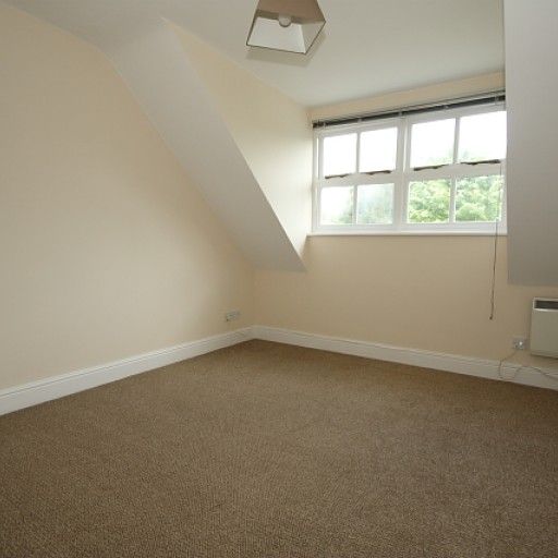 Broomhall Road, Woking - Photo 1