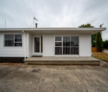 Newly Refurbished Three Bedroom Home - Photo 2