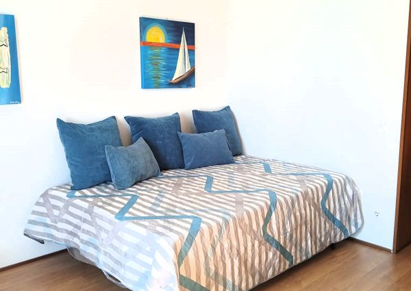 Furnished and equipped T0 flat next to Wisteria!