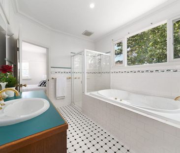 Place your family with perfect park-side poise - Photo 1