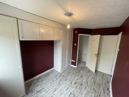 Modern 3-bed end town house in a sought-after Derby location. Spacious lounge, open kitchen -diner, master with en-suite, two further bedrooms and family bathroom. Driveway for three cars and private rear garden. Ideal family home close to schools and amenities. - Photo 2