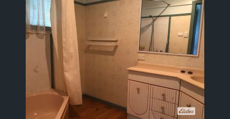 3 Bedroom Home - Lower Tenthill Location - Photo 3