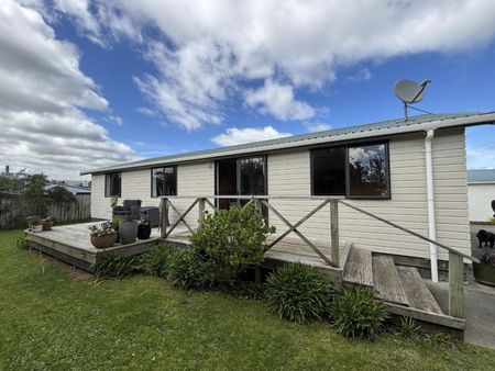 Secure and sunny Lockwood home - Photo 5