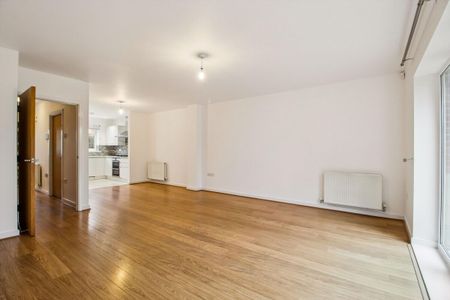 A fabulous four bedroom family home benefiting from off-street parking, located in Isleworth. - Photo 3