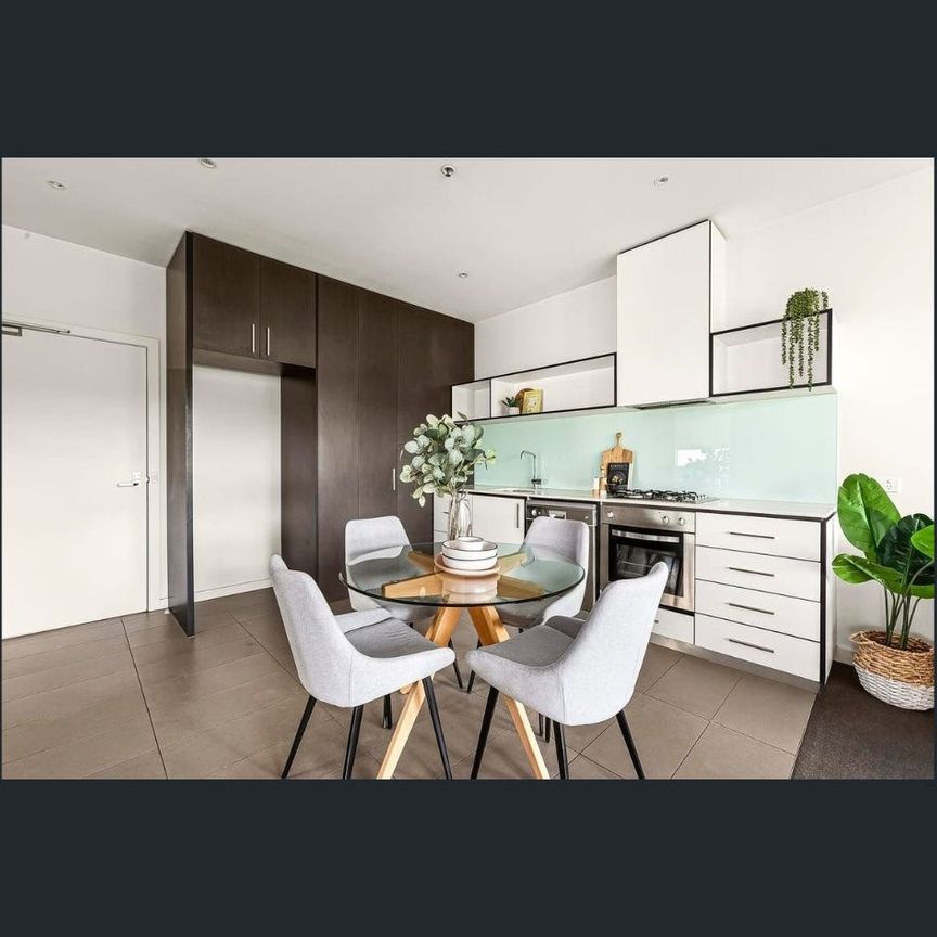 Light Filled Top Floor Apartment in a Prime Lifestyle Pocket - Photo 1