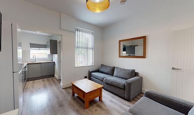 Spacious 5-Bedroom Student House with Modern Amenities - Photo 1