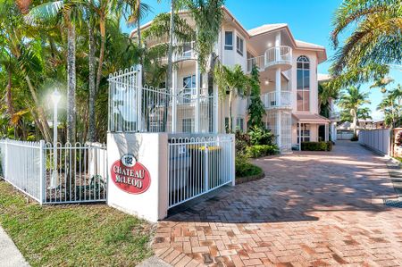 Spacious Two-Bedroom Apartment with Garage, Pool & Prime City Proximity - Photo 3