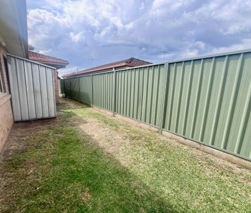 Lovely Home with New Paint, Flooring & Air Con! - Photo 4
