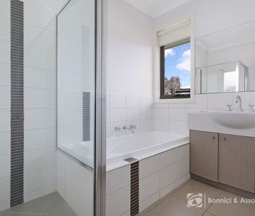 SPACIOUS TOWNHOUSE - Photo 4