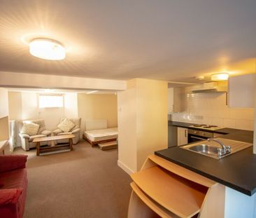 Student studio on Elmes Road - Photo 2