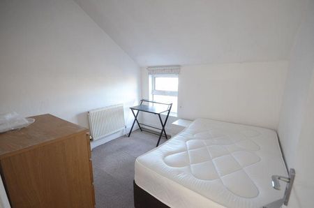 1 bedroom in a flat share to rent - Photo 3