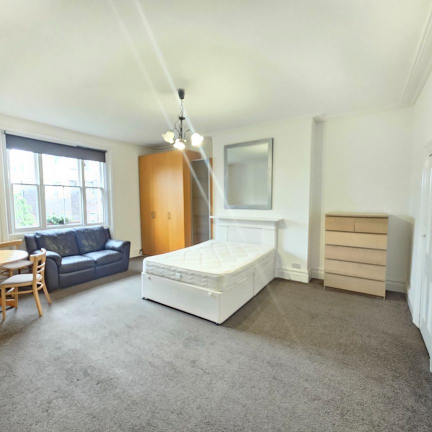 Studio Flat, Abbey Road, NW8 - Photo 1
