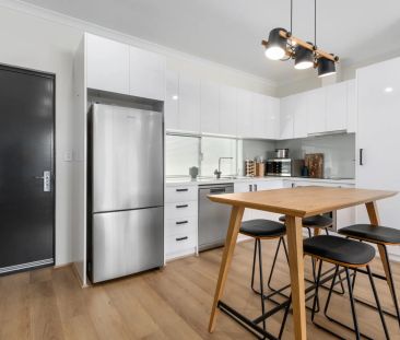 Fully Furnished 2-bedroom 2-bathroom apartment - Photo 3