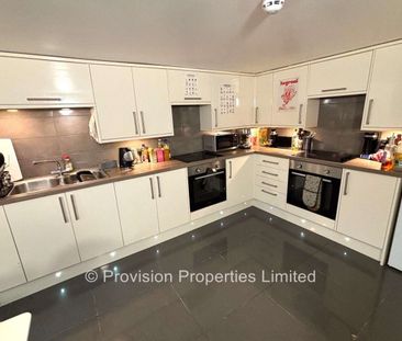 6 Bedrooms 3 Bathrooms - Photo 1