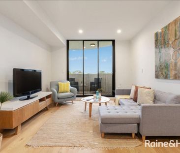 ULTRA MODERN ONE BEDROOM APARTMENT WITH DISTRICT AND WATER VIEWS! - Photo 1