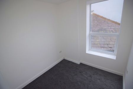 To Let 2 Bed Flat - Photo 3