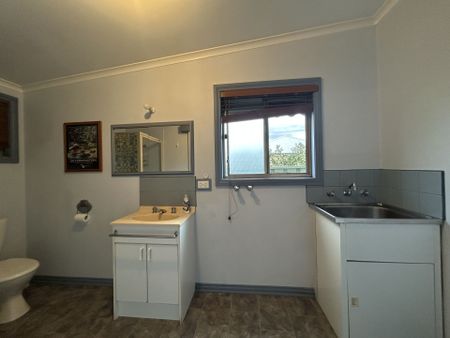 NEAT & TIDY STUDIO LIVING ! - Photo 3