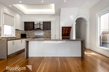 Elegant House Of Huge Spaces, Storage & Comfort To Work From Home - Photo 2