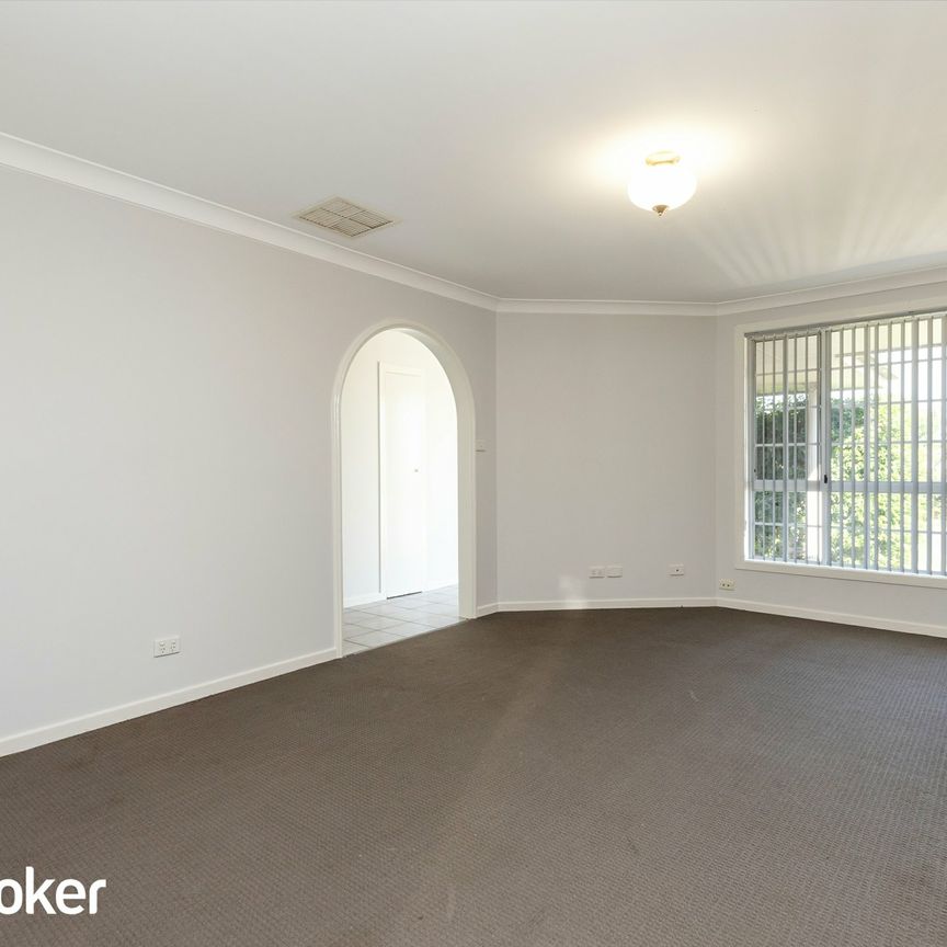 Spacious 3-Bedroom Home with Double Garage in South Tamworth - Photo 1