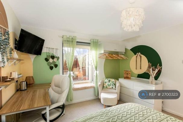 1 bedroom in a house share to rent - Photo 1