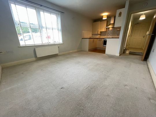 Charminster Avenue, Bournemouth - Photo 1