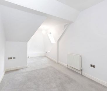 A stunning top floor apartment in this handsome bay fronted period ... - Photo 6