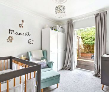 SHORT LET. An incredibly bright and spacious three bedroom apartmen... - Photo 6