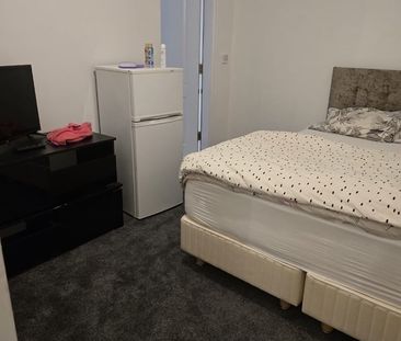 Room in a Shared House, Blueberry Avenue, M40 - Photo 4