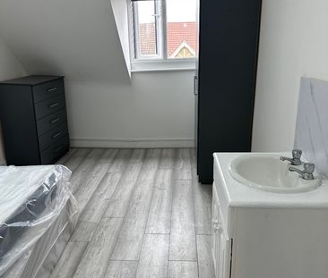 Bedsit, Lower Addiscombe Road, CR0 - Photo 4