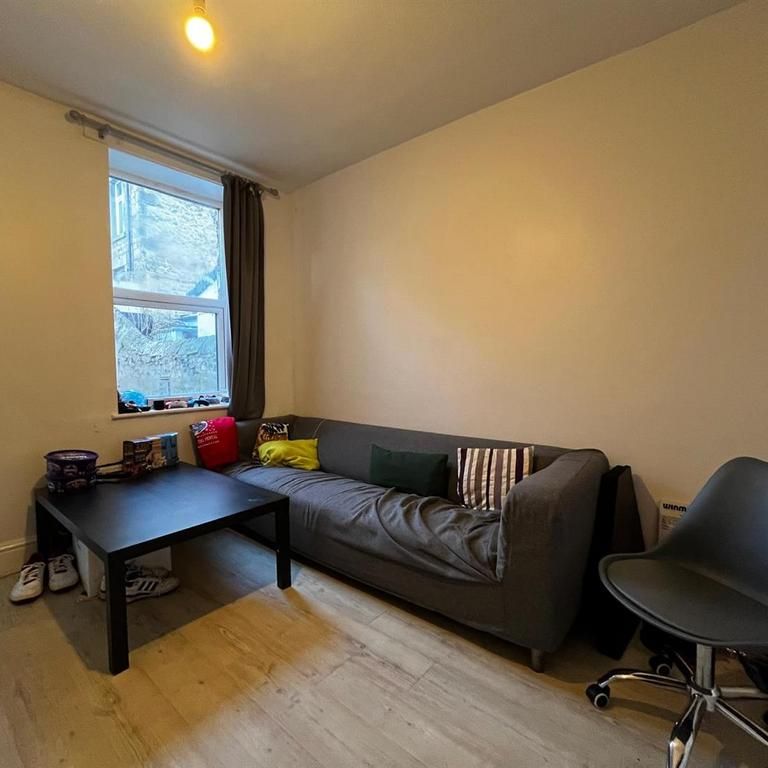 4 bedroom private hall to rent - Photo 1