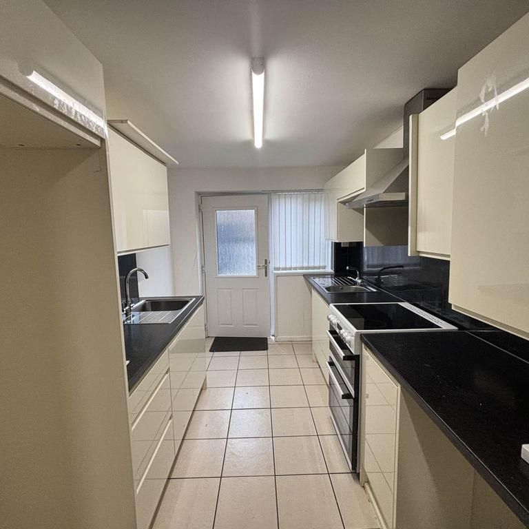 3 bedroom terraced house to rent - Photo 1