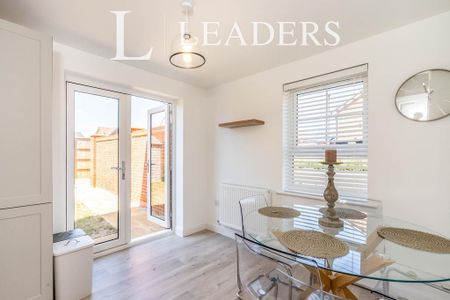 3 bedroom semi-detached house to rent - Photo 2