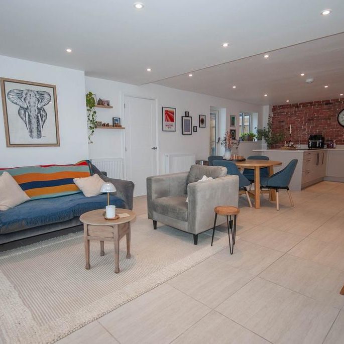 5 bedroom semi-detached house to rent - Photo 1