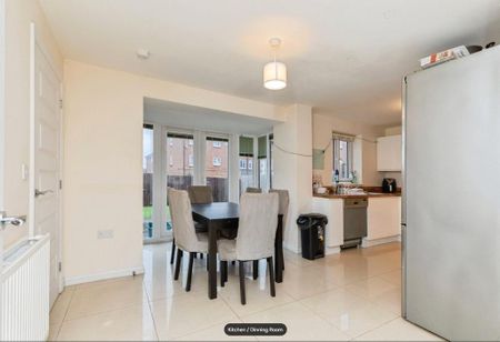 4 bedroom detached house to rent - Photo 2