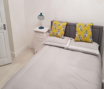 1 bedroom in a flat share to rent - Photo 2