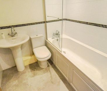 2 bedroom Flat To Let - Photo 2