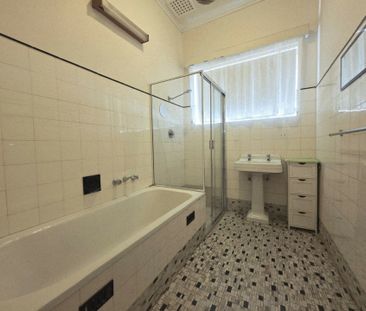 Neat 3-Bedroom Home in Convenient Royal Park Location - Photo 4