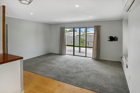 Three bedroom home, ready for new tenants! - Photo 2