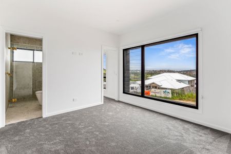 Near New 4 Bedroom Townhouse - Photo 3