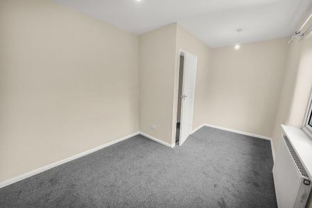 2 bedroom end of terrace house to rent - Photo 2