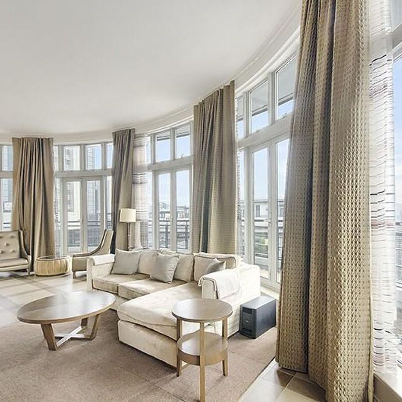 Penthouse duplex apartment on the seventh and eighth floor is presented with a spectacular panoramic view and 360° wrap around balcony of the London skyline and St Katharine Dock. - Photo 1