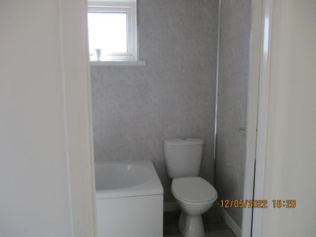 3 bedroom end of terrace house to rent - Photo 5