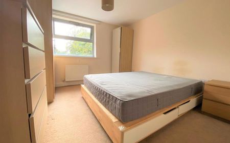 Two bathrooms, good size living space and great location for access to the City Centre and Temple Meads with an ALLOCATED parking space. **Video tour available** - Photo 2