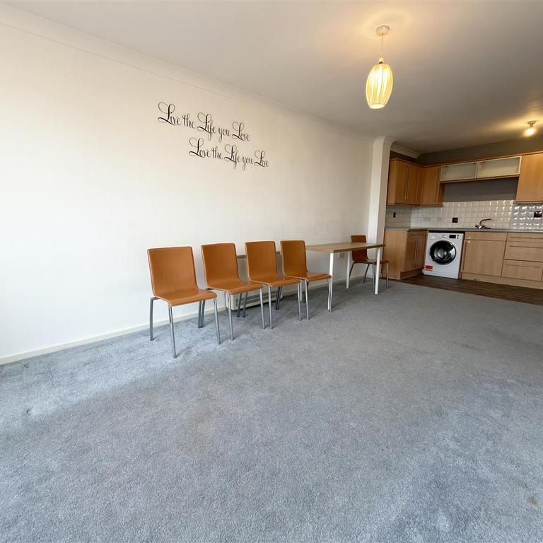 2 bedroom flat to rent - Photo 1
