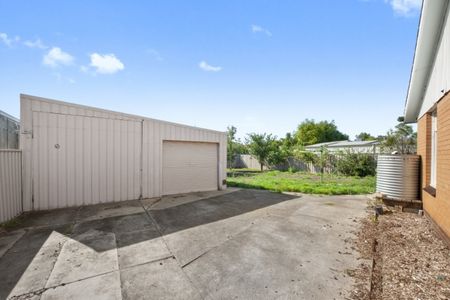3 BEDROOM HOME WITH MASSIVE BACKYARD - Photo 3