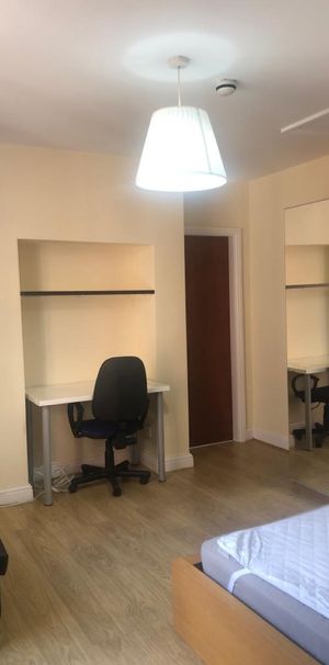 Flat 4, 7 Kelso Road, LS2 9PR, Leeds - Photo 1