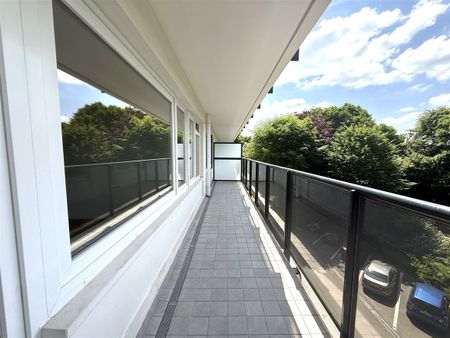 Instapklare 1 slp. appartement met terras in het centrum van Sint-Niklaas - Photo 2